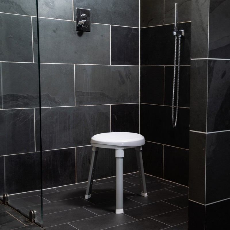 Tabouret de douche aux finitions élégantes pour la salle de bains d'adultes, sans compromis sur le style.