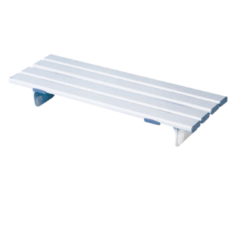 Surface perforée de la planche de bain Aidapt. Écoulement de l'eau et confort du senior.