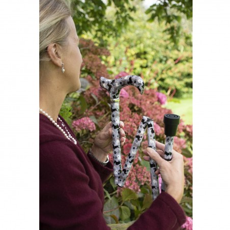 Photo d'une dame avec sa canne de marche pliante motifs chiens