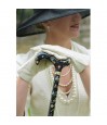 Femme élégante avec chapeau portant une magnifique canne de marche réglable noire Millefleurs