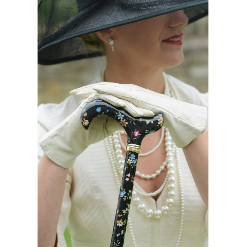 Femme élégante avec chapeau portant une magnifique canne de marche réglable noire Millefleurs