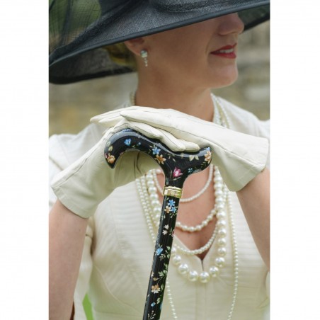 Femme élégante avec chapeau portant une magnifique canne de marche réglable noire Millefleurs