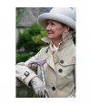 Femme élégante tenant une magnifique canne de marche réglable Windsor légère et pratique pour se déplacer.