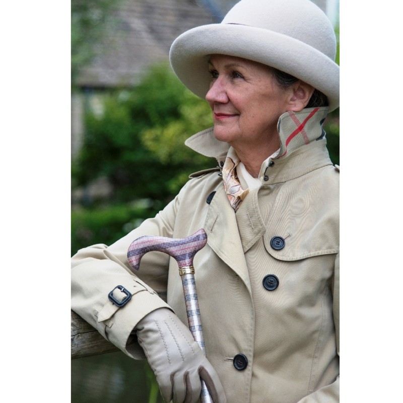 Femme élégante tenant une magnifique canne de marche réglable Windsor légère et pratique pour se déplacer.