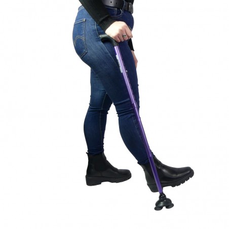 Senior marchant avec la canne de marche tripode Stabilicane 360°.