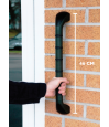 Barre d'appui PRIMA 46 cm avec indication de longueur, montée sur mur en brique extérieur, coloris noir mat