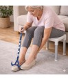 Dame âgée utilisant chausse-pied extensible bleu enfiler chaussures sans se pencher seniors autonomie mobilité réduite