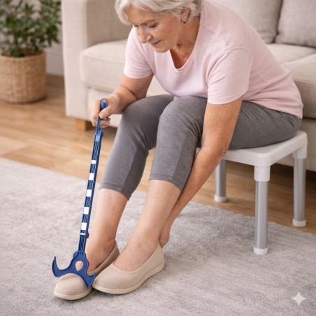 Dame âgée utilisant chausse-pied extensible bleu enfiler chaussures sans se pencher seniors autonomie mobilité réduite
