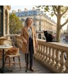 Femme profitant de son balcon avec la canne de marche, une excellente aide à la mobilité.