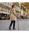 Promenade d'une femme senior utilisant sa canne de marche à motifs floraux bleus et orange.