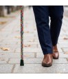 Un homme élégant se promène avec une canne de marche géométrique artistique et originale.