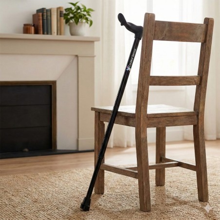 Canne de marche réglable noire orthopédique avec poignée ergonomique appuyée contre une chaise de salon.