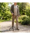 Homme utilisant une canne de marche tripode en aluminium pour un meilleur support pas à pas.