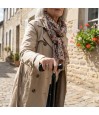 Femme senior en ville avec une canne de marche noire élégante et discrète remboursable par la Sécurité sociale.