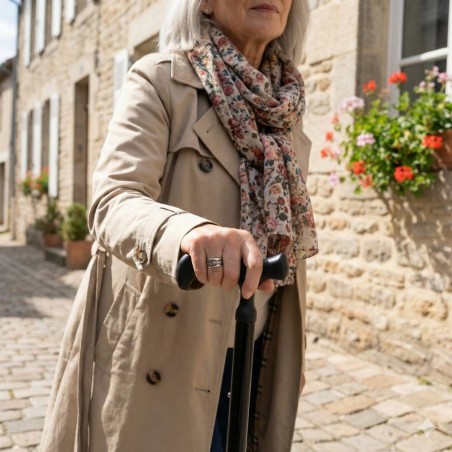 Femme senior en ville avec une canne de marche noire élégante et discrète remboursable par la Sécurité sociale.