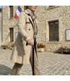 Femme senior montrant sa canne de marche élégante et confortable, noire.