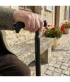 Homme senior avec une canne de marche noire de pharmacie, en poignée soft touch, classique et robuste.