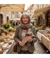 Femme senior au marché avec une canne pliée originale, alternative fantaisiste non remboursable.