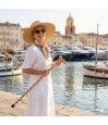 Femme montrant sa canne de marche légère et originale, look fantaisie avec poignée en derby.