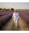 Canne Derby lavande remboursable, qualité pharmacie, femme marchant en Provence.