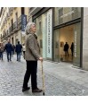 Femme chic présentant sa canne de marche à motif tournesol, pièce d'art subtile et très élégante.