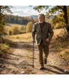 Homme actif utilisant en extérieur une canne de marche au design forêt nature remboursable.