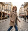 Une femme se balade avec une canne de marche pliable noire ornée de roses violettes.