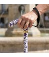 Femme utilizant la poignee de la canne de marche design cachemire violet, une excellente aide à la mobilité active.