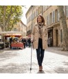 Femme marchant avec sa canne de marche réglable pour femme. Poignée en T, motif de cachemire violet.