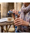 Poignée ergonomique Derby Bleuets des Champs, tenue par une femme de 60 ans, avec canne de marche chic.