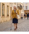 Femme marchant avec sa canne de marche royal  bleue fleurie. Un cadeau original et chic.