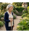 Elégante senior en promenade dans un jardin, tenant sa canne de marche fantaisie motif nature.