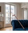 Jolie canne de marche réglable rouge fantaisie posée dans un salon, un beau cadeau femme.