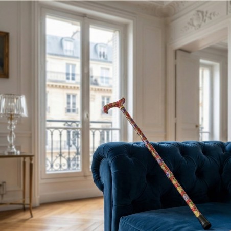 Jolie canne de marche réglable rouge fantaisie posée dans un salon, un beau cadeau femme.