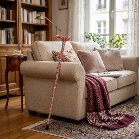Élégante canne de marche réglable femme, motif rouge fantaisie, décorant un beau salon.