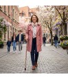 Femme marchant avec assurance, belle canne de marche rouge fantaisie réglable et colorée.