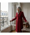 Allure élégante et sécurité garantie pour cette femme marchant avec sa canne de marche noire.