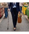 Femme marchant avec sa canne de marche réglable Royal Bleu. Un cadeau élégant, original et sécurisé.