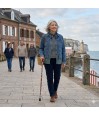 Promenade confortable pour femme avec une canne de marche ornée de fleurs de coquelicot.