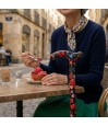 Canne de marche pliable à poignée T appuyée, une femme savourant une glace aux fruits rouges.