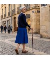 Femme marchant en toute sécurité avec sa canne de marche originale noire et fruits rouges.