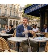 Monsieur avec une canne de marche arc-en-ciel originale. Poignée derby de style fantaisie.