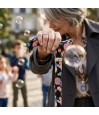 Femme senior élégante montrant en détail la belle poignée de sa canne de marche colorée.