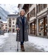 Femme senior marchant en toute confiance avec sa jolie canne de marche en plein hiver.