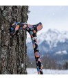 Jolie canne de marche fantaisie, appuyée contre un arbre, sous une douce chute de neige.