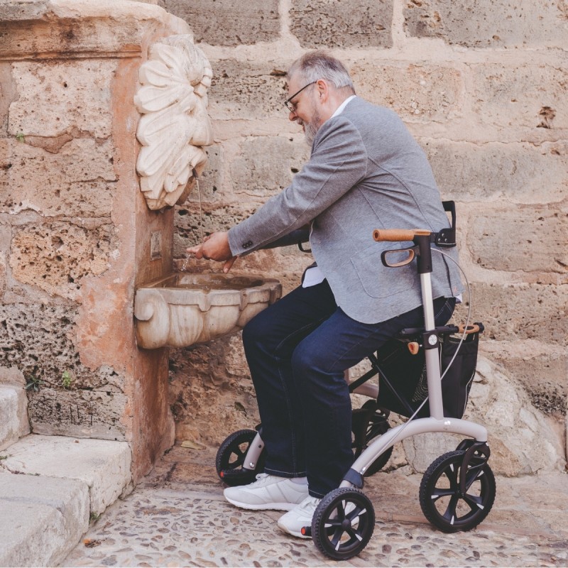 Ce déambulateur Saijol pliable avec siège de 46 cm supporte jusqu’à 150 kg.