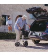 Un homme rangeant le déambulateur senior Saijol ultra léger (moins de 7 kg) dans sa voiture.