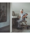 Ce déambulateur senior premium offre un maintien à domicile sécurisé pour se rendre aux toilettes.