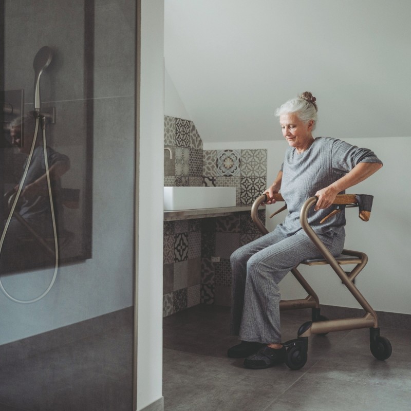 Ce déambulateur senior premium offre un maintien à domicile sécurisé pour se rendre aux toilettes.