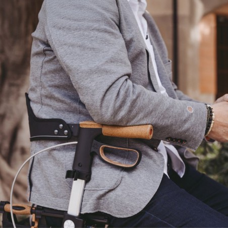 Le rollator Allround Saljol XL rouge est un déambulateur robuste admissible au remboursement.